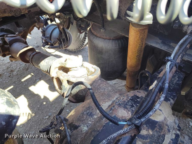 image for item DT0995 2010 Peterbilt 389 semi truck