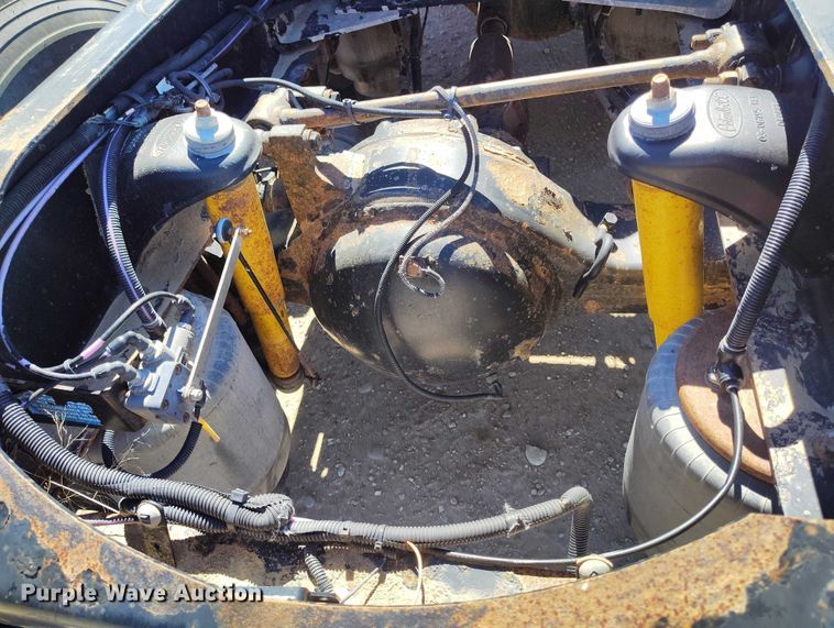 image for item DT0995 2010 Peterbilt 389 semi truck