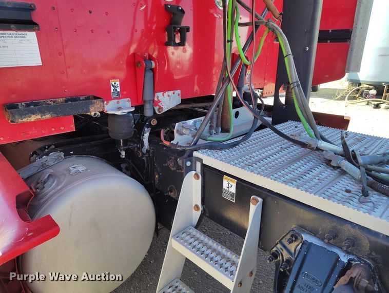 image for item DT0995 2010 Peterbilt 389 semi truck