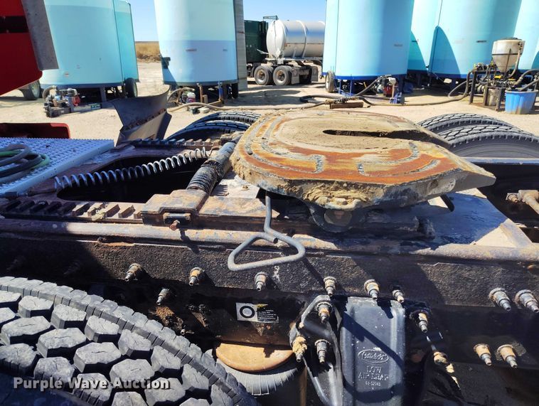 image for item DT0995 2010 Peterbilt 389 semi truck