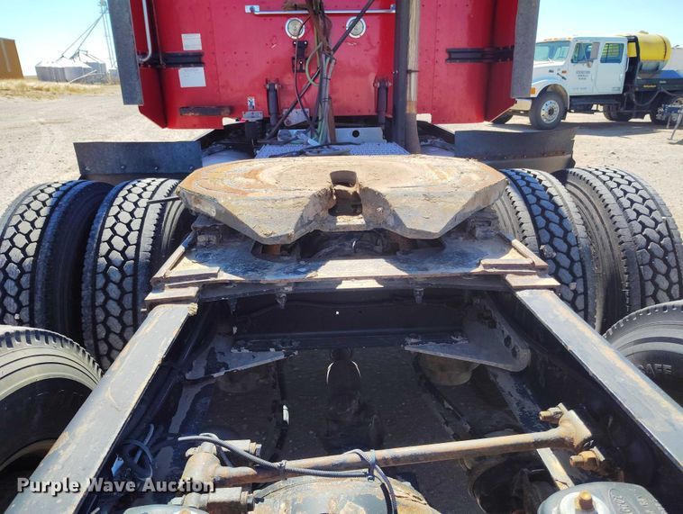 image for item DT0995 2010 Peterbilt 389 semi truck