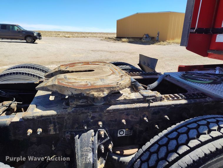 image for item DT0995 2010 Peterbilt 389 semi truck