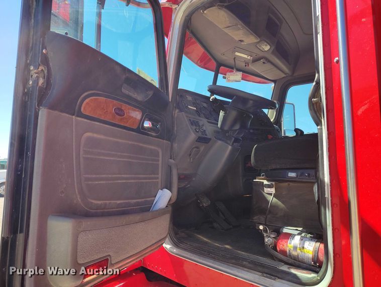 image for item DT0995 2010 Peterbilt 389 semi truck