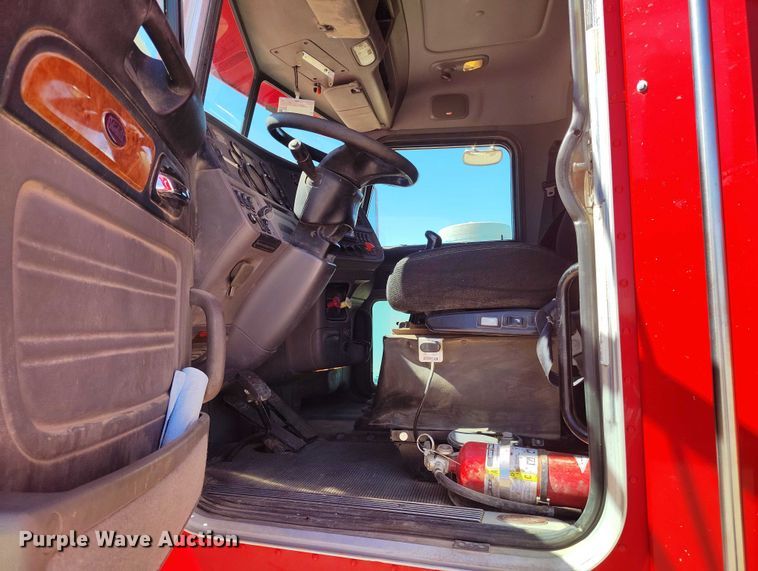 image for item DT0995 2010 Peterbilt 389 semi truck