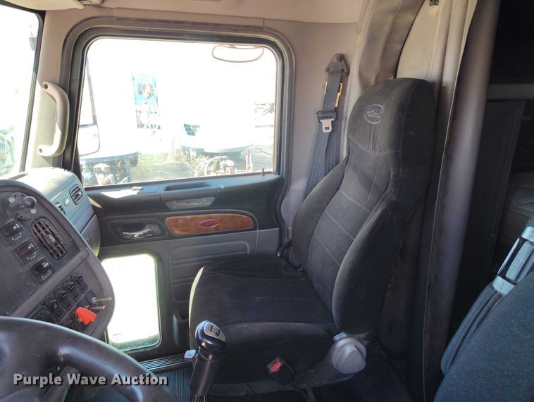 image for item DT0995 2010 Peterbilt 389 semi truck