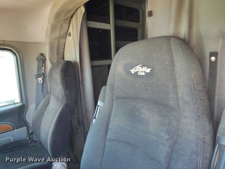 image for item DT0995 2010 Peterbilt 389 semi truck