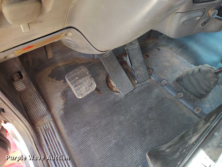 image for item DT0995 2010 Peterbilt 389 semi truck