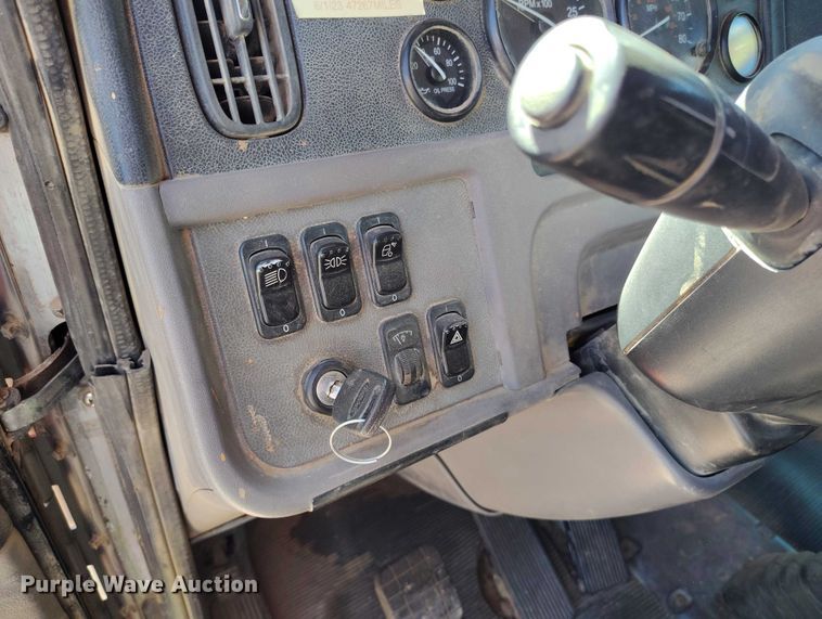 image for item DT0995 2010 Peterbilt 389 semi truck