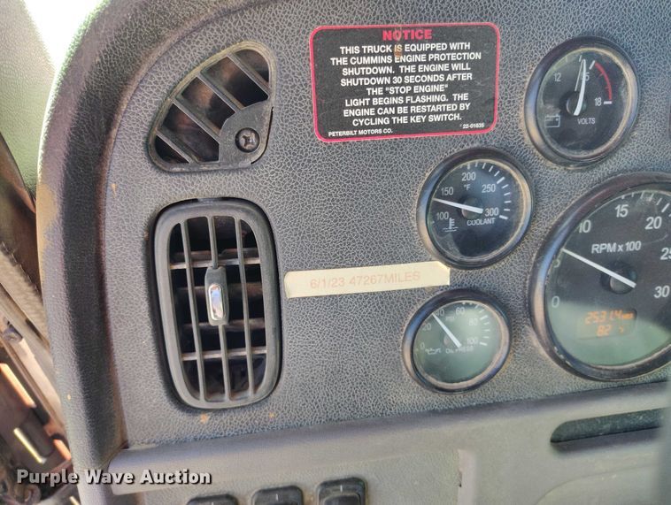 image for item DT0995 2010 Peterbilt 389 semi truck