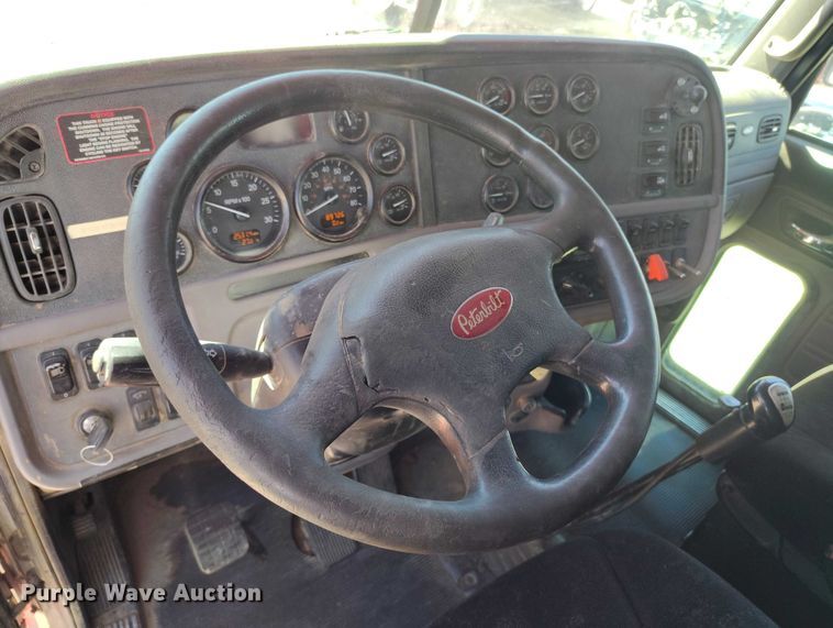 image for item DT0995 2010 Peterbilt 389 semi truck