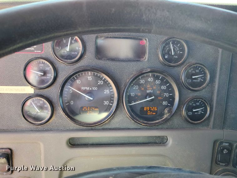 image for item DT0995 2010 Peterbilt 389 semi truck