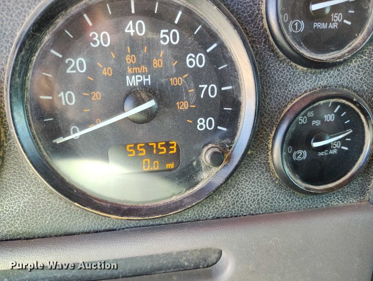 image for item DT0995 2010 Peterbilt 389 semi truck