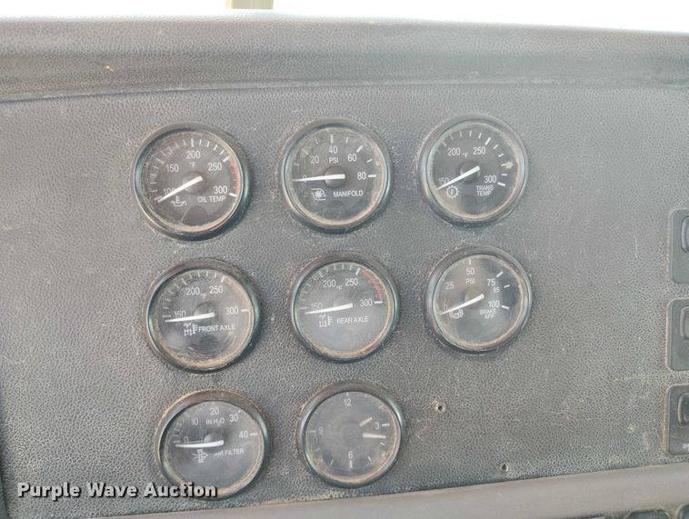 image for item DT0995 2010 Peterbilt 389 semi truck