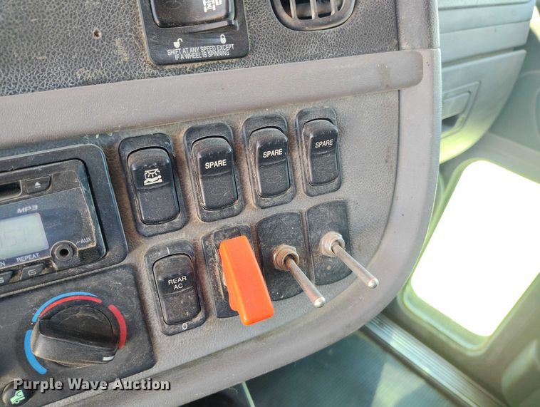 image for item DT0995 2010 Peterbilt 389 semi truck