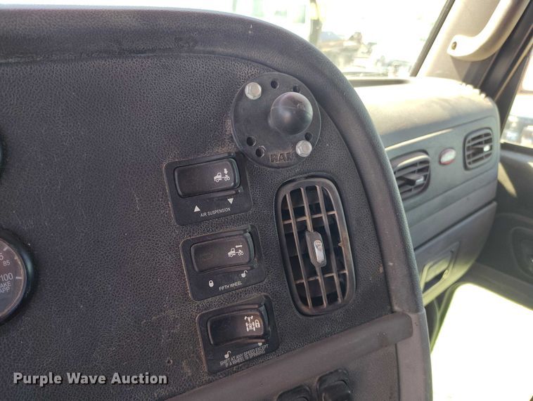 image for item DT0995 2010 Peterbilt 389 semi truck