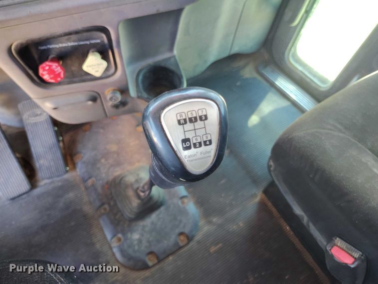 image for item DT0995 2010 Peterbilt 389 semi truck