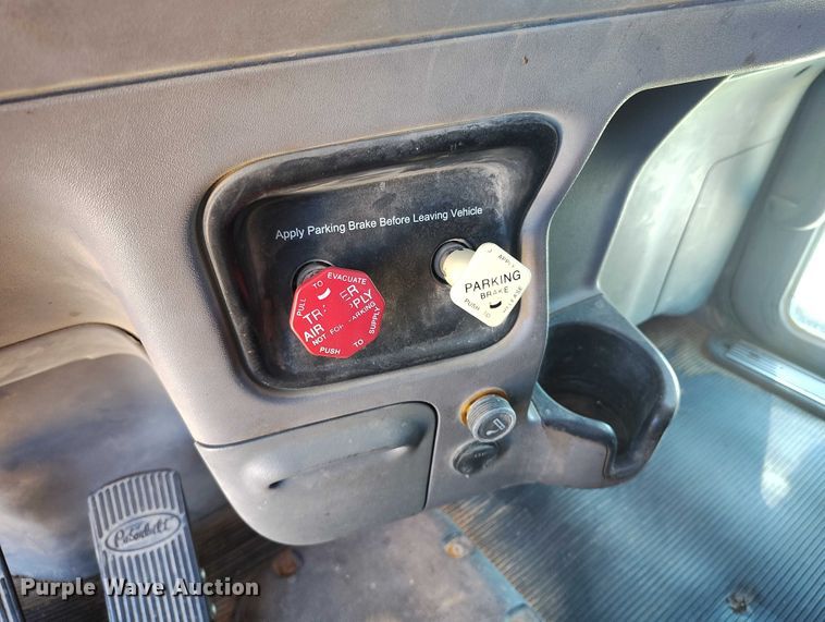 image for item DT0995 2010 Peterbilt 389 semi truck