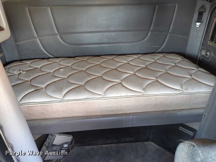 image for item DT0995 2010 Peterbilt 389 semi truck