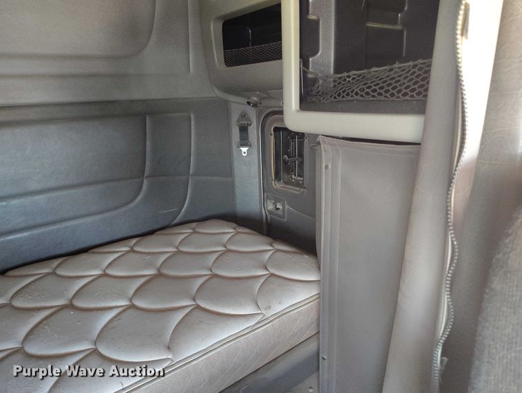 image for item DT0995 2010 Peterbilt 389 semi truck