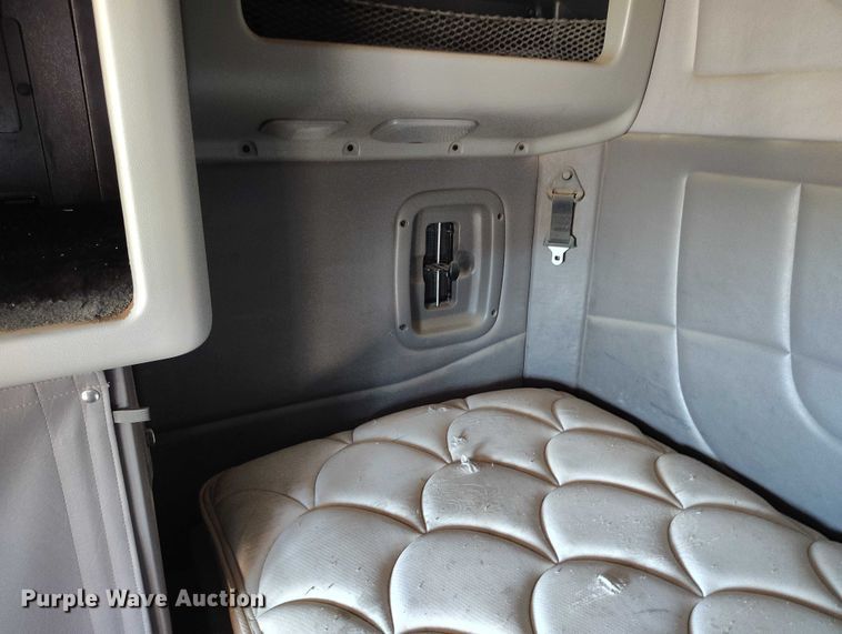 image for item DT0995 2010 Peterbilt 389 semi truck