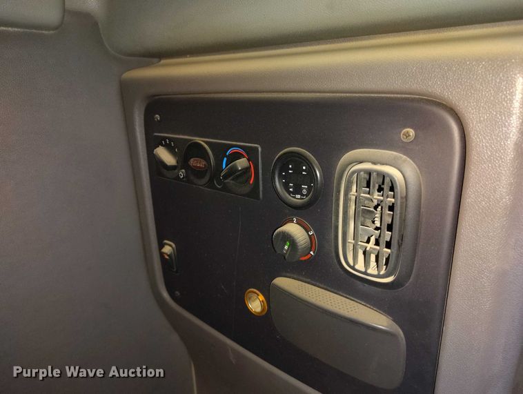 image for item DT0995 2010 Peterbilt 389 semi truck