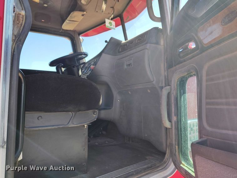 image for item DT0995 2010 Peterbilt 389 semi truck