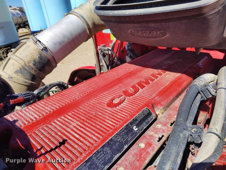 image for item DT0995 2010 Peterbilt 389 semi truck