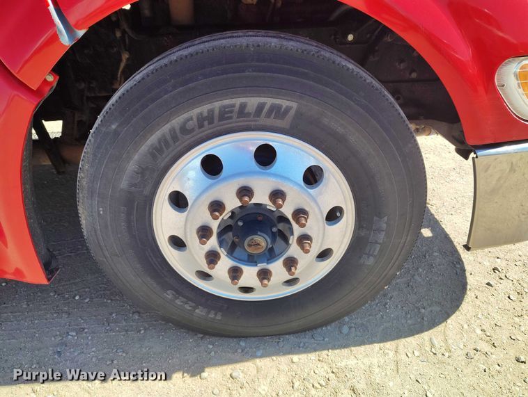 image for item DT0995 2010 Peterbilt 389 semi truck