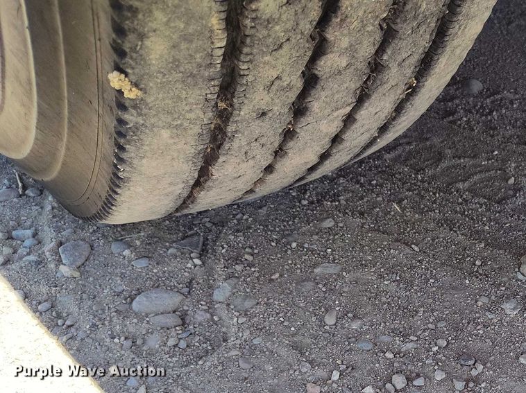 image for item DT0995 2010 Peterbilt 389 semi truck