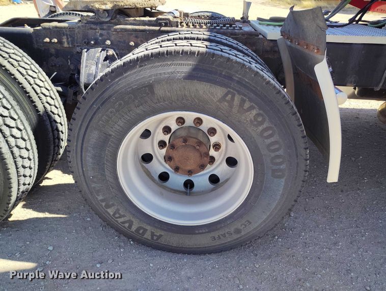 image for item DT0995 2010 Peterbilt 389 semi truck