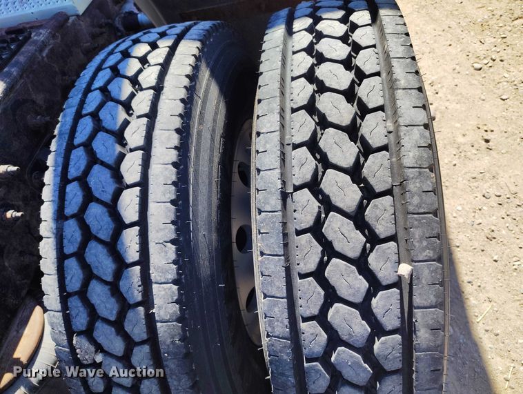 image for item DT0995 2010 Peterbilt 389 semi truck