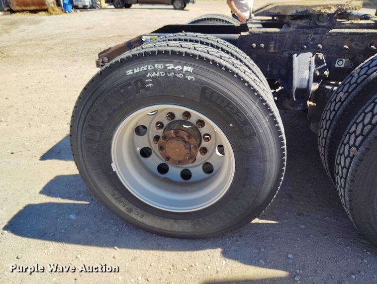 image for item DT0995 2010 Peterbilt 389 semi truck