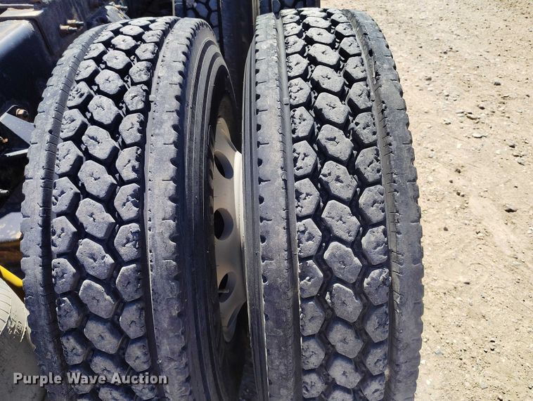 image for item DT0995 2010 Peterbilt 389 semi truck