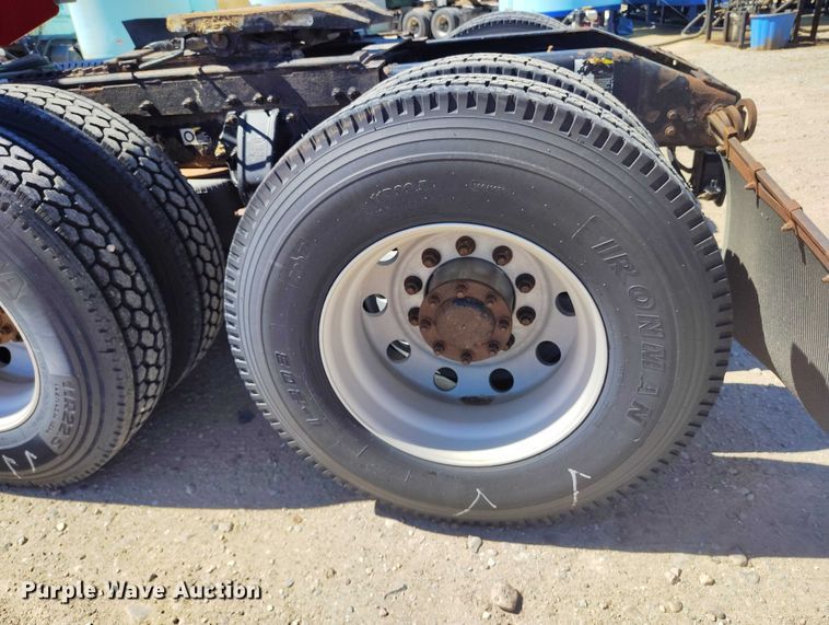 image for item DT0995 2010 Peterbilt 389 semi truck