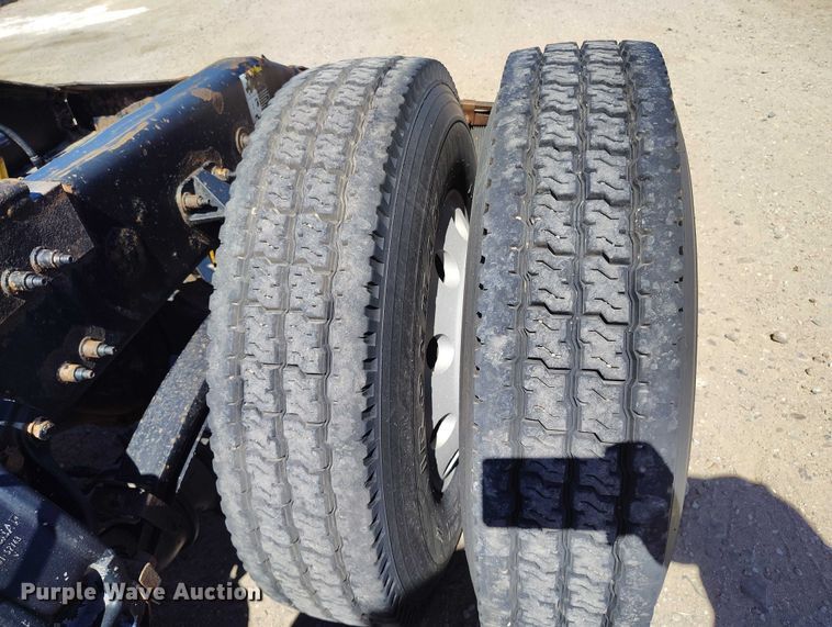 image for item DT0995 2010 Peterbilt 389 semi truck