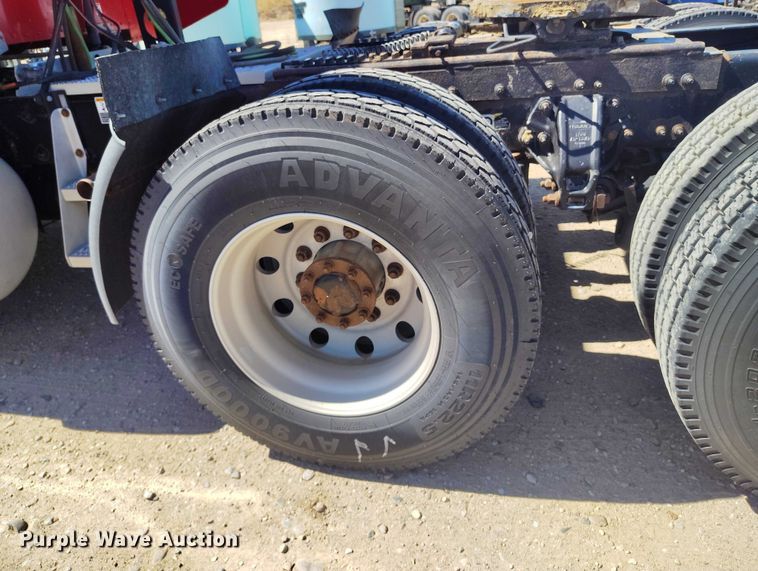 image for item DT0995 2010 Peterbilt 389 semi truck