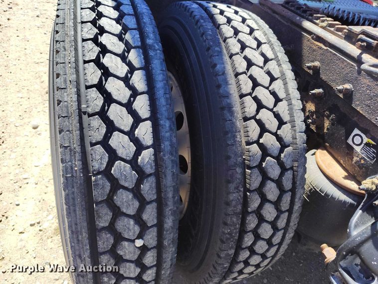 image for item DT0995 2010 Peterbilt 389 semi truck