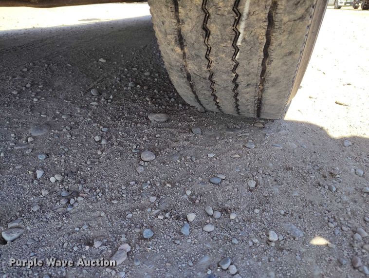 image for item DT0995 2010 Peterbilt 389 semi truck