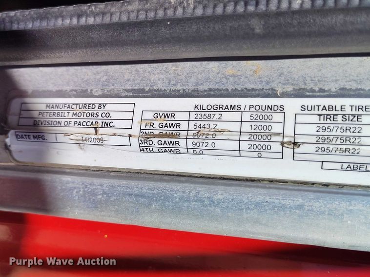 image for item DT0995 2010 Peterbilt 389 semi truck
