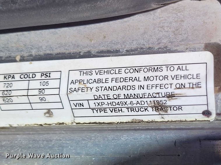 image for item DT0995 2010 Peterbilt 389 semi truck