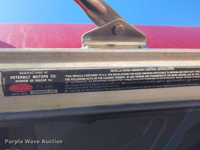 image for item DT0995 2010 Peterbilt 389 semi truck