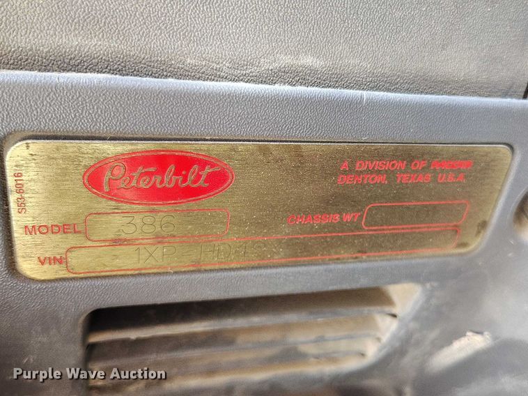 image for item DT0995 2010 Peterbilt 389 semi truck