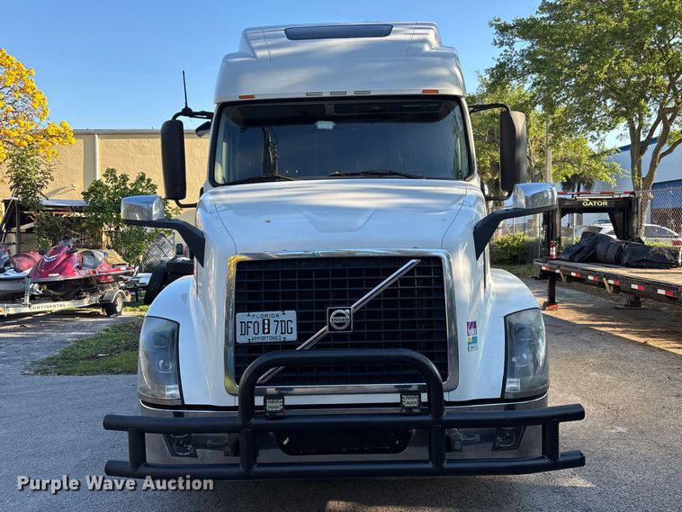image for item DU0443 2013 Volvo VNL semi truck