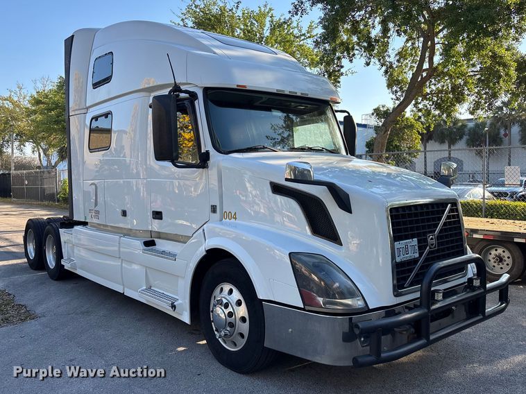 image for item DU0443 2013 Volvo VNL semi truck