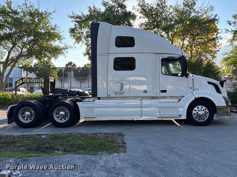 image for item DU0443 2013 Volvo VNL semi truck