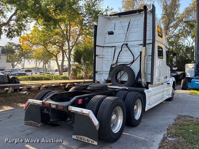 image for item DU0443 2013 Volvo VNL semi truck