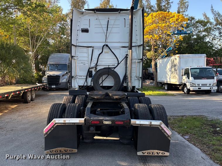 image for item DU0443 2013 Volvo VNL semi truck