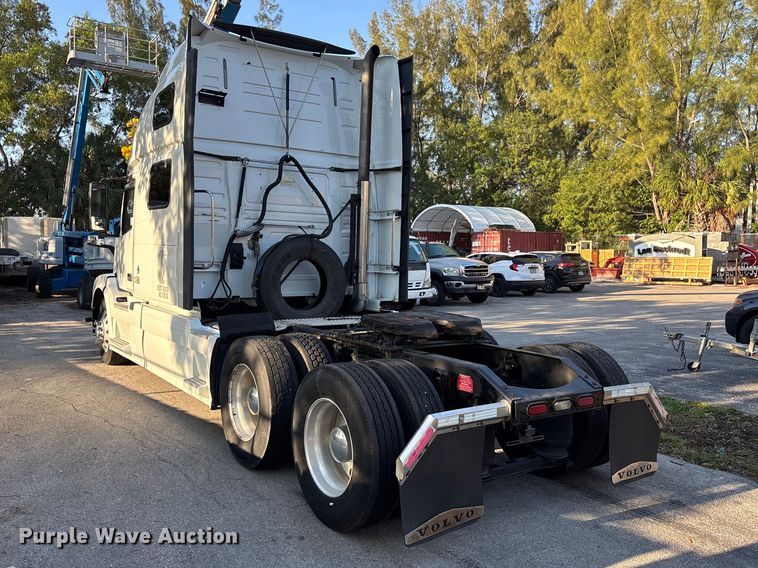 image for item DU0443 2013 Volvo VNL semi truck