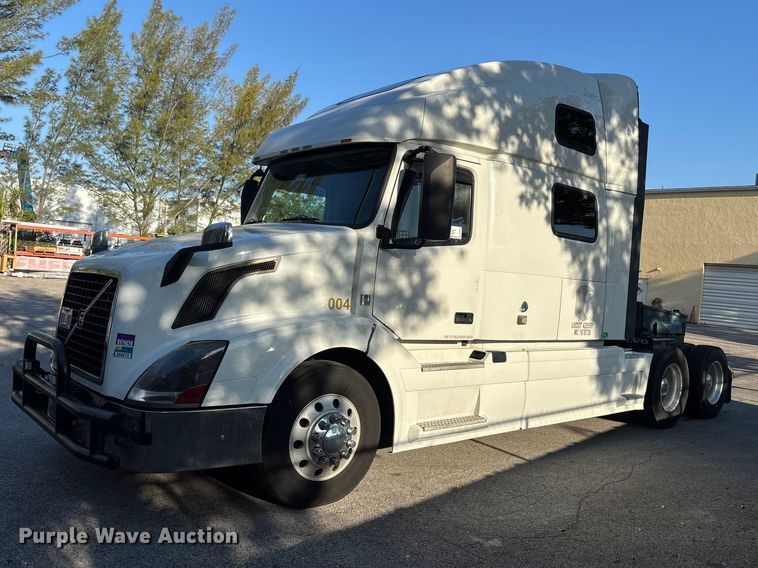 image for item DU0443 2013 Volvo VNL semi truck