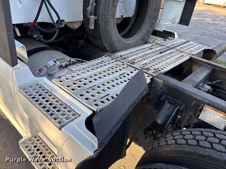 image for item DU0443 2013 Volvo VNL semi truck